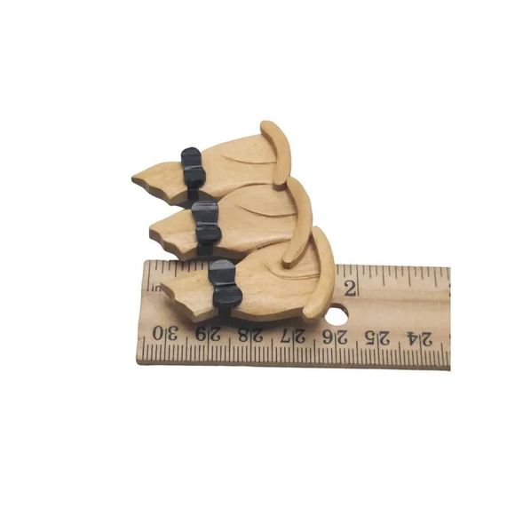 Hand Carved Wood Three Bowed Cats Sitting Brooch Pin Tan Vintage - Picture 4 of 4